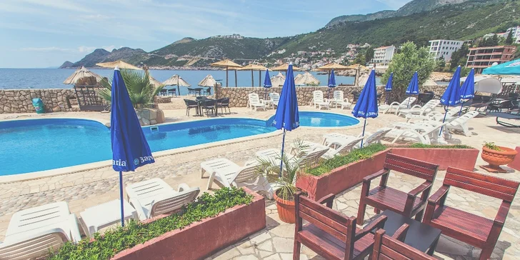 Čierna hora: polpenzia, klimatizované apartmány s balkónom a výhľadom na more, 200 metrov od pláže