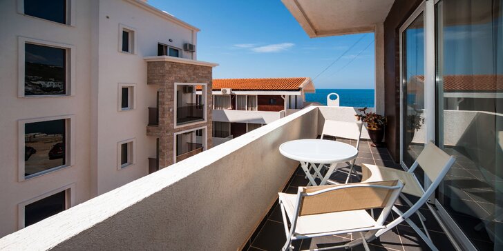 Čierna hora: polpenzia, klimatizované apartmány s balkónom a výhľadom na more, 200 metrov od pláže