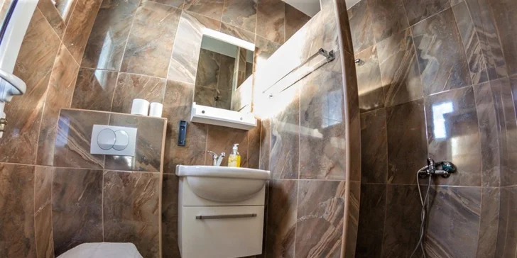 Čierna hora: polpenzia, klimatizované apartmány s balkónom a výhľadom na more, 200 metrov od pláže