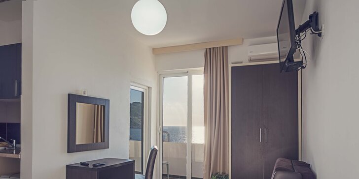 Čierna hora: polpenzia, klimatizované apartmány s balkónom a výhľadom na more, 200 metrov od pláže