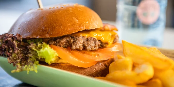 Domáci hovädzí burger slovenskej kvality u Starého mäsiara
