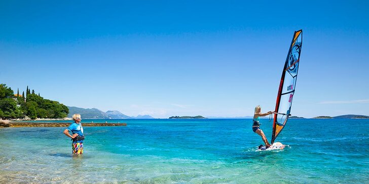 Skvelé pláže, vínne pivničky i možnosť windsurfingu v Orebici, dieťa do 6 rokov zdarma