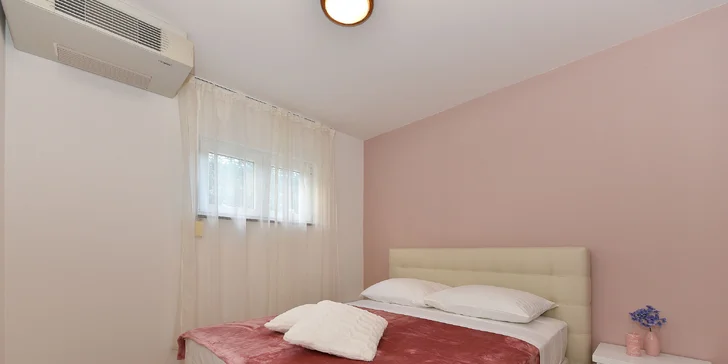 🌞 KÚP teraz, využi v LETE: Penzión v Zadare kúsok od mora s kuchynkou a vonkajším bazénom