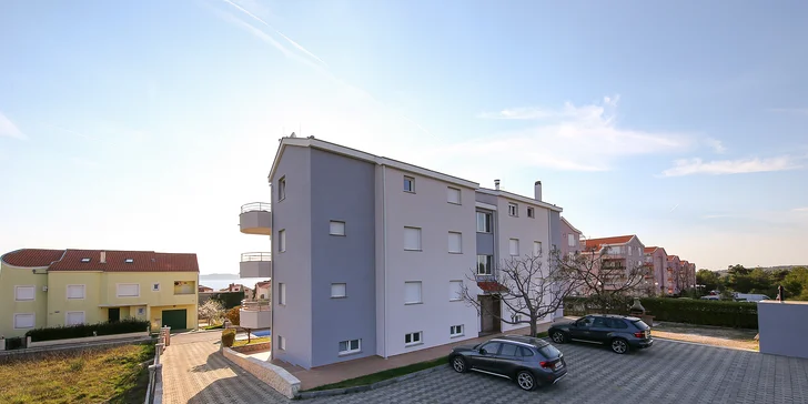 🌞 KÚP teraz, využi v LETE: Penzión v Zadare kúsok od mora s kuchynkou a vonkajším bazénom