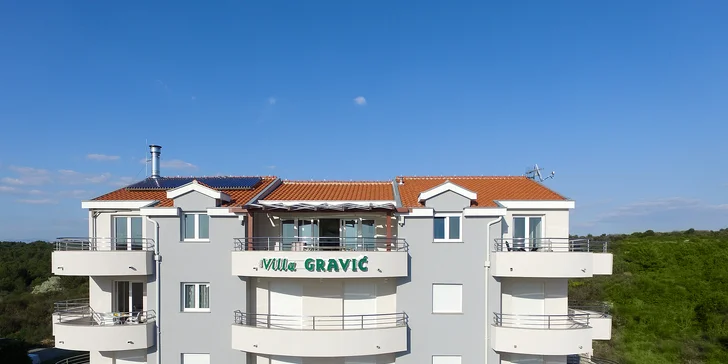 🌞 KÚP teraz, využi v LETE: Penzión v Zadare kúsok od mora s kuchynkou a vonkajším bazénom