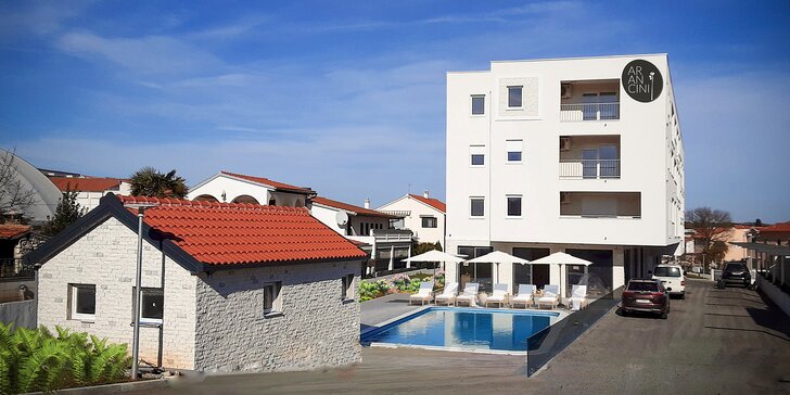 Letná dovolenka v Chorvátsku - aparthotel s vonkajším bazénom a raňajkami