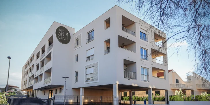 Letná dovolenka v Chorvátsku - nový aparthotel s vonkajším bazénom a raňajkami