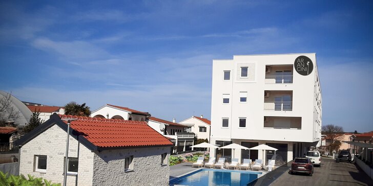 🌞 KÚP teraz, využi v LETE: Letná dovolenka v Chorvátsku - nový aparthotel s vonkajším bazénom a raňajkami