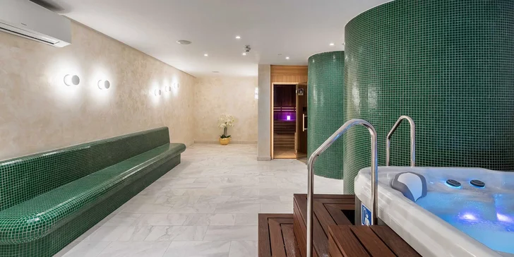 Luxusný hotel: izba s balkónom, raňajky, neobmedzený wellness