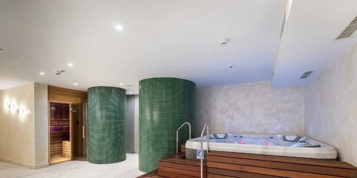 Luxusný hotel: izba s balkónom, raňajky, neobmedzený wellness