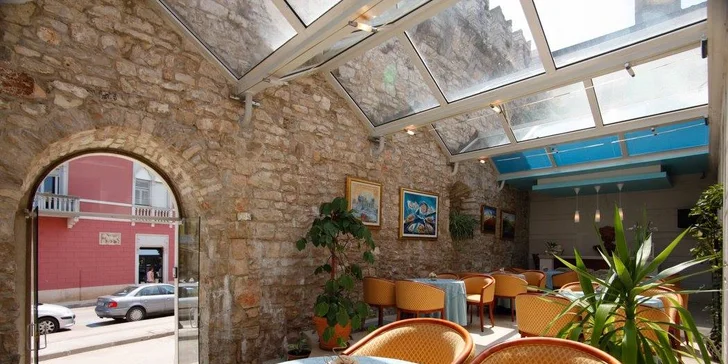 Dovolenka v Chorvátsku: 4* hotel v Novigrade iba 80 m od pláže, bohaté bufetové raňajky