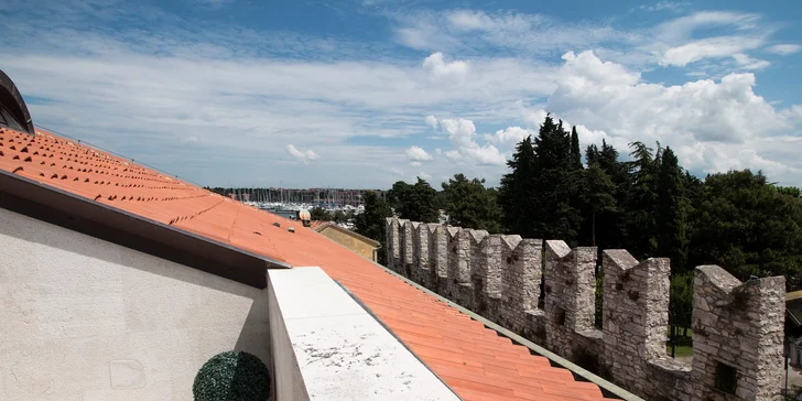 Dovolenka v Chorvátsku: 4* hotel v Novigrade iba 80 m od pláže, bohaté bufetové raňajky