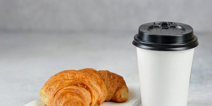 Lahodné espresso s croissantom, zákuskom, alebo nápojovým osviežením z kaviarne Baluarte Caffe