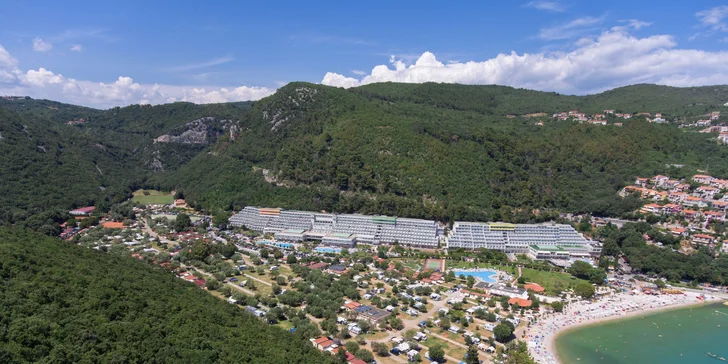 Chorvátsky Rabac: mobilný domček iba 50 m od pláže, bazény a polpenzia, 1 dieťa do 4,9 rokov má ubytovanie zdarma