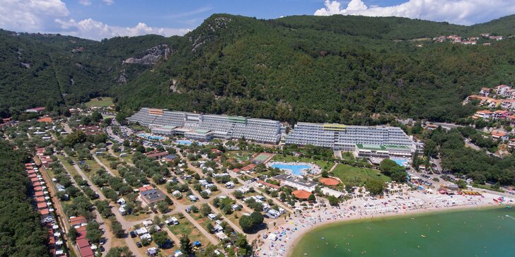 Chorvátsky Rabac: mobilný domček iba 50 m od pláže, bazény a polpenzia, 1 dieťa do 4,9 rokov má ubytovanie zdarma