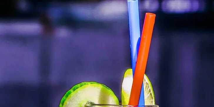 Raňajky s kávou, čerstvá ovocná limonáda, čapované pivo a chrumkavý toast