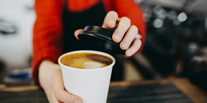 Raňajky s kávou, čerstvá ovocná limonáda, čapované pivo a chrumkavý toast