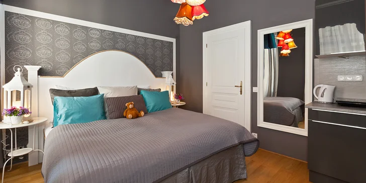 Letný pobyt v Prahe: moderný apartmán s kuchynkou a fľašou Prosecca