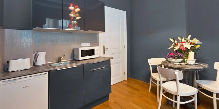 Letný pobyt v Prahe: moderný apartmán s kuchynkou a fľašou Prosecca