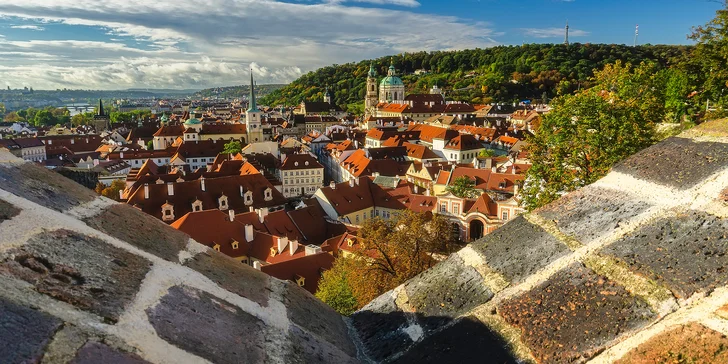Letný pobyt v Prahe: moderný apartmán s kuchynkou a fľašou Prosecca