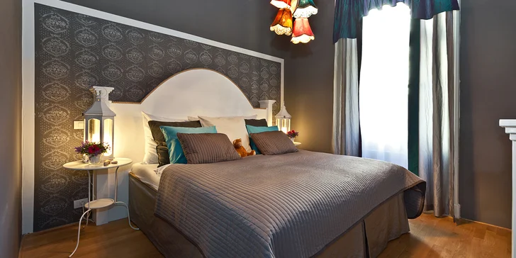 Letný pobyt v Prahe: moderný apartmán s kuchynkou a fľašou Prosecca