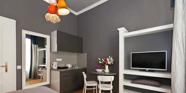 Letný pobyt v Prahe: moderný apartmán s kuchynkou a fľašou Prosecca