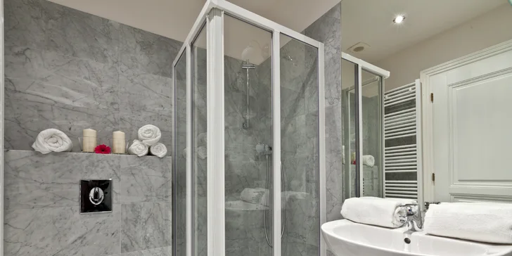 Letný pobyt v Prahe: moderný apartmán s kuchynkou a fľašou Prosecca