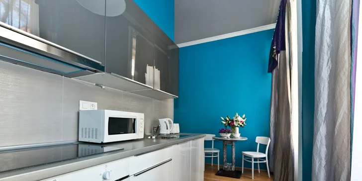 Letný pobyt v Prahe: moderný apartmán s kuchynkou a fľašou Prosecca
