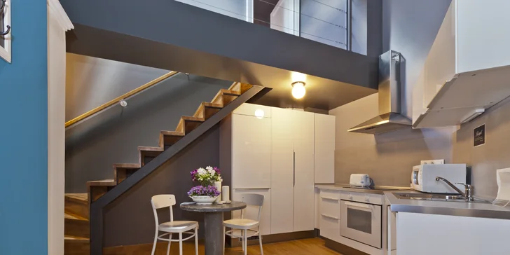 Letný pobyt v Prahe: moderný apartmán s kuchynkou a fľašou Prosecca