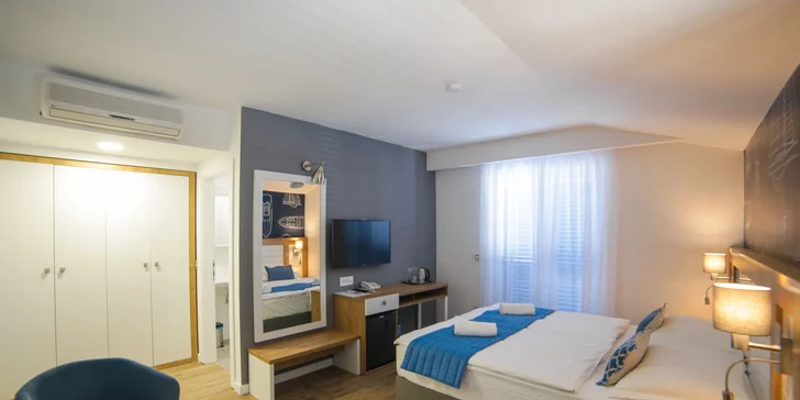 Pohodová dovolenka v chorvátskom Drveniku: moderný hotel 50 m od pláže a polpenzia