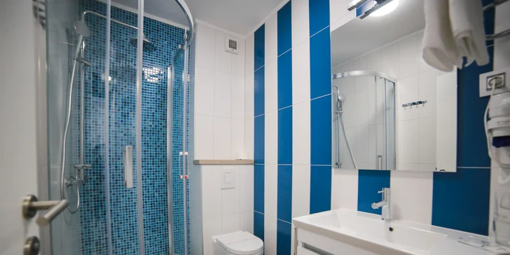 Pohodová dovolenka v chorvátskom Drveniku: moderný hotel 50 m od pláže a polpenzia