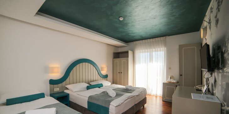 Pohodová dovolenka v chorvátskom Drveniku: moderný hotel 50 m od pláže a polpenzia
