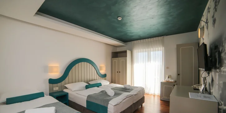 Pohodová dovolenka v chorvátskom Drveniku: moderný hotel 50 m od pláže a polpenzia
