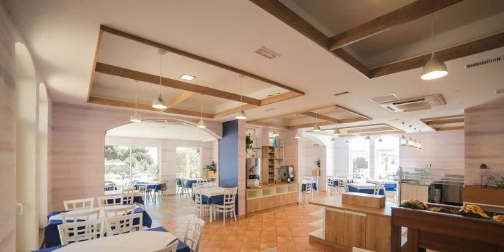 Pohodová dovolenka v chorvátskom Drveniku: moderný hotel 50 m od pláže a polpenzia