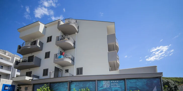 Pohodová dovolenka v chorvátskom Drveniku: moderný hotel 50 m od pláže a polpenzia