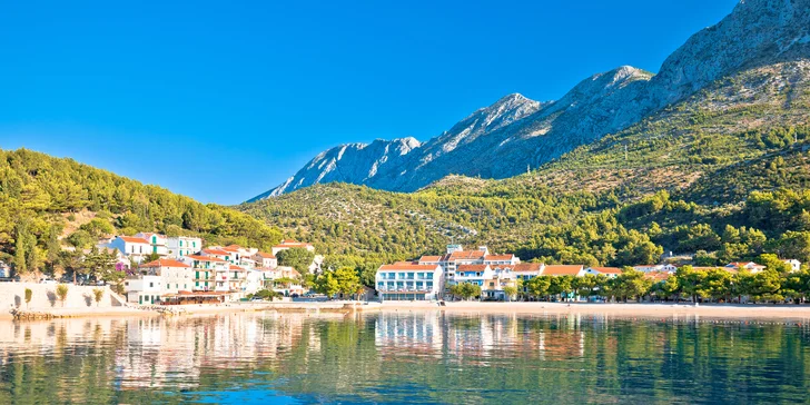 Pohodová dovolenka v chorvátskom Drveniku: moderný hotel 50 m od pláže a polpenzia