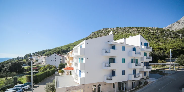 Pohodová dovolenka v chorvátskom Drveniku: moderný hotel 50 m od pláže a polpenzia