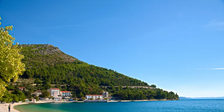 Pohodová dovolenka v chorvátskom Drveniku: moderný hotel 50 m od pláže a polpenzia