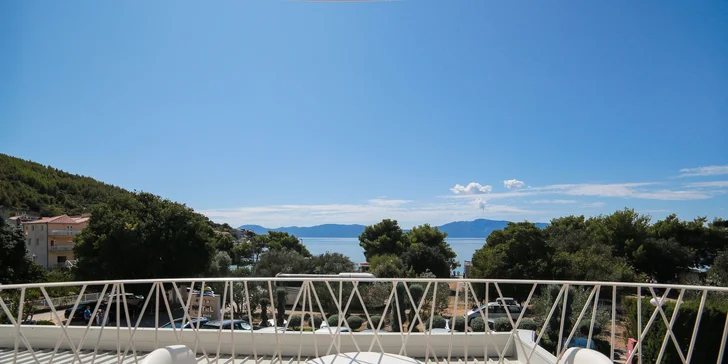 Pohodová dovolenka v chorvátskom Drveniku: moderný hotel 50 m od pláže a polpenzia