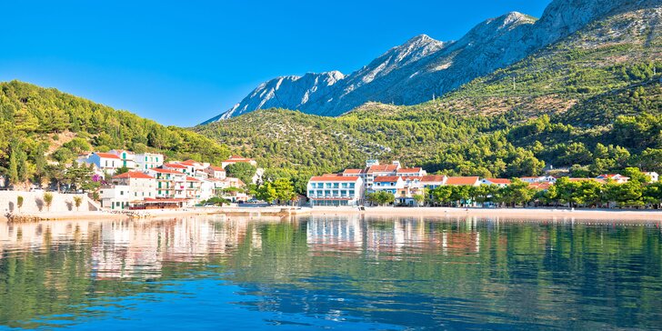 Pohodová dovolenka v chorvátskom Drveniku: moderný hotel 50 m od pláže a polpenzia