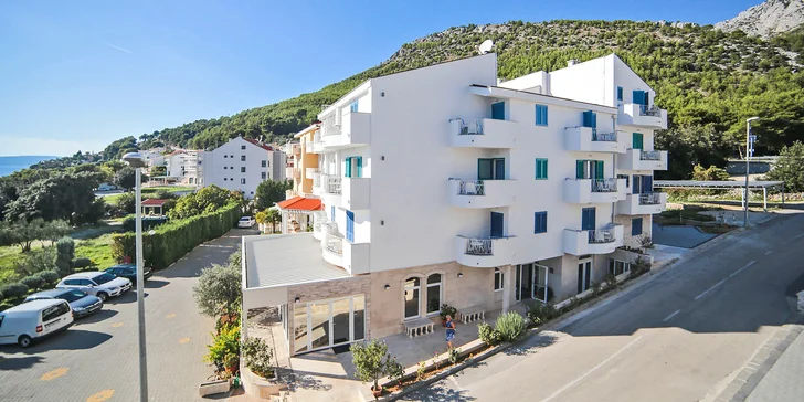 Pohodová dovolenka v chorvátskom Drveniku: moderný hotel 50 m od pláže a polpenzia