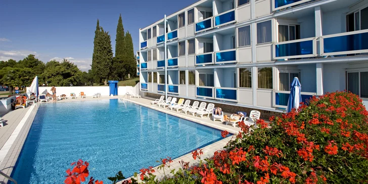 3* Hotel Plavi Plava Laguna pre dve osoby s raňajkami, bazénom a miniclubom pre deti