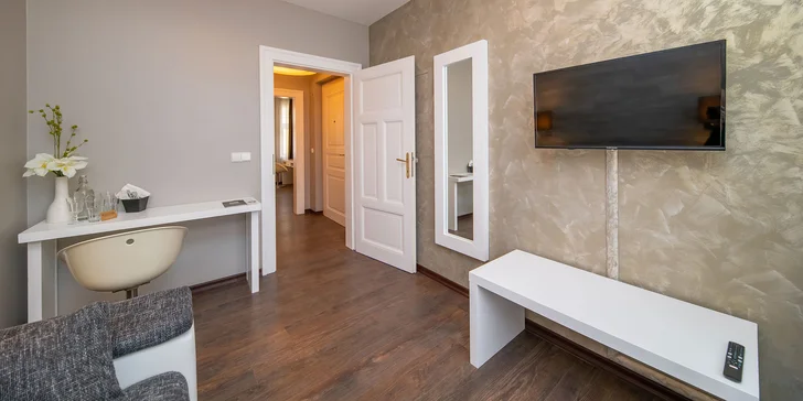 Romantický pobyt v centre Prahy: moderný apartmán so samostatnou spálňou a fľašou vína