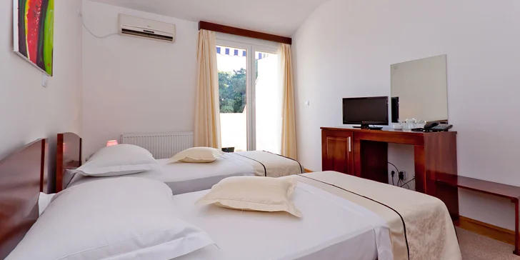 Dovolenka pri Splite: hotel na pláži + polpenzia v reštaurácii s výhľadom na more