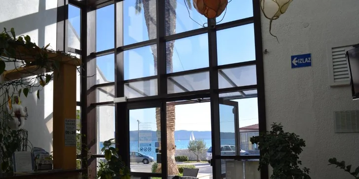 Dovolenka pri Splite: hotel na pláži + polpenzia v reštaurácii s výhľadom na more