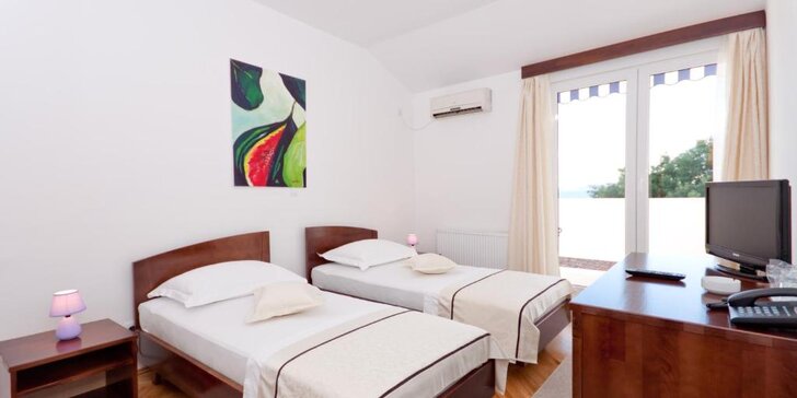 Dovolenka pri Splite: hotel na pláži + polpenzia v reštaurácii s výhľadom na more