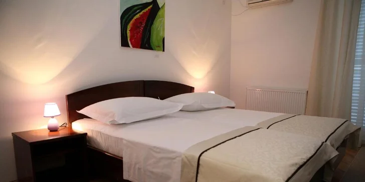 Dovolenka pri Splite: hotel na pláži + polpenzia v reštaurácii s výhľadom na more