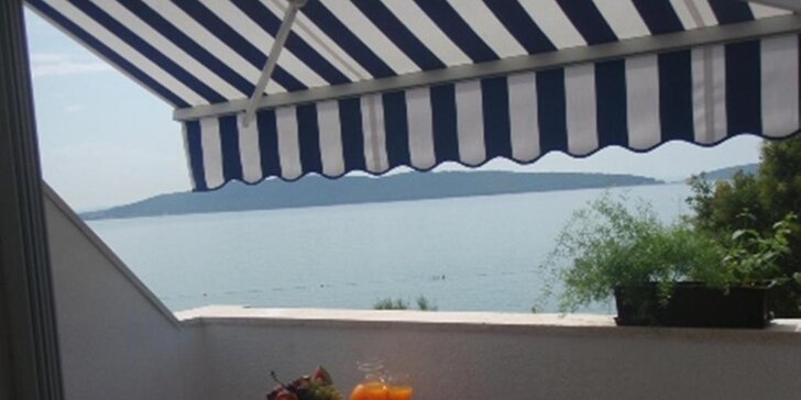 Dovolenka pri Splite: hotel na pláži + polpenzia v reštaurácii s výhľadom na more