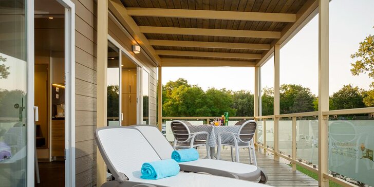 Mobilné domčeky na Istrii až pre 5 osôb s terasou a vonkajším bazénom
