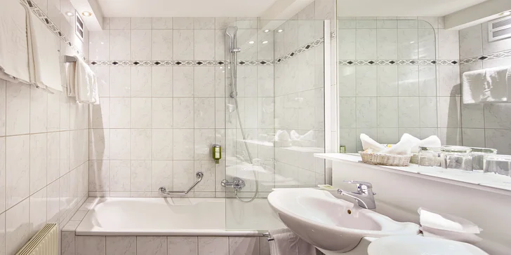 Pobyt so stravou a neobmedzeným wellness v srdci rakúskych Álp: útulný hotel s prekrásnymi výhľadmi na hory